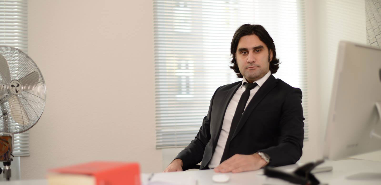 Rechtsanwalt Serkan Gürses in der Kanzlei zur Prüfung eines Bußgeldbescheids in der Probezeit