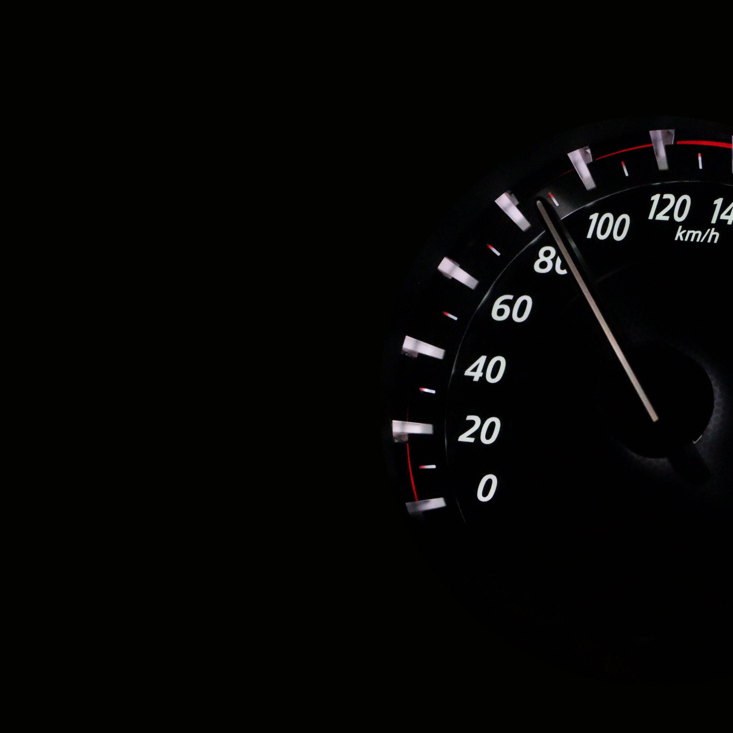 Tachometer als Symbol für Geschwindigkeitsverstoß, Firmenwagen und Fahrerfrage nach einem Blitzerfoto