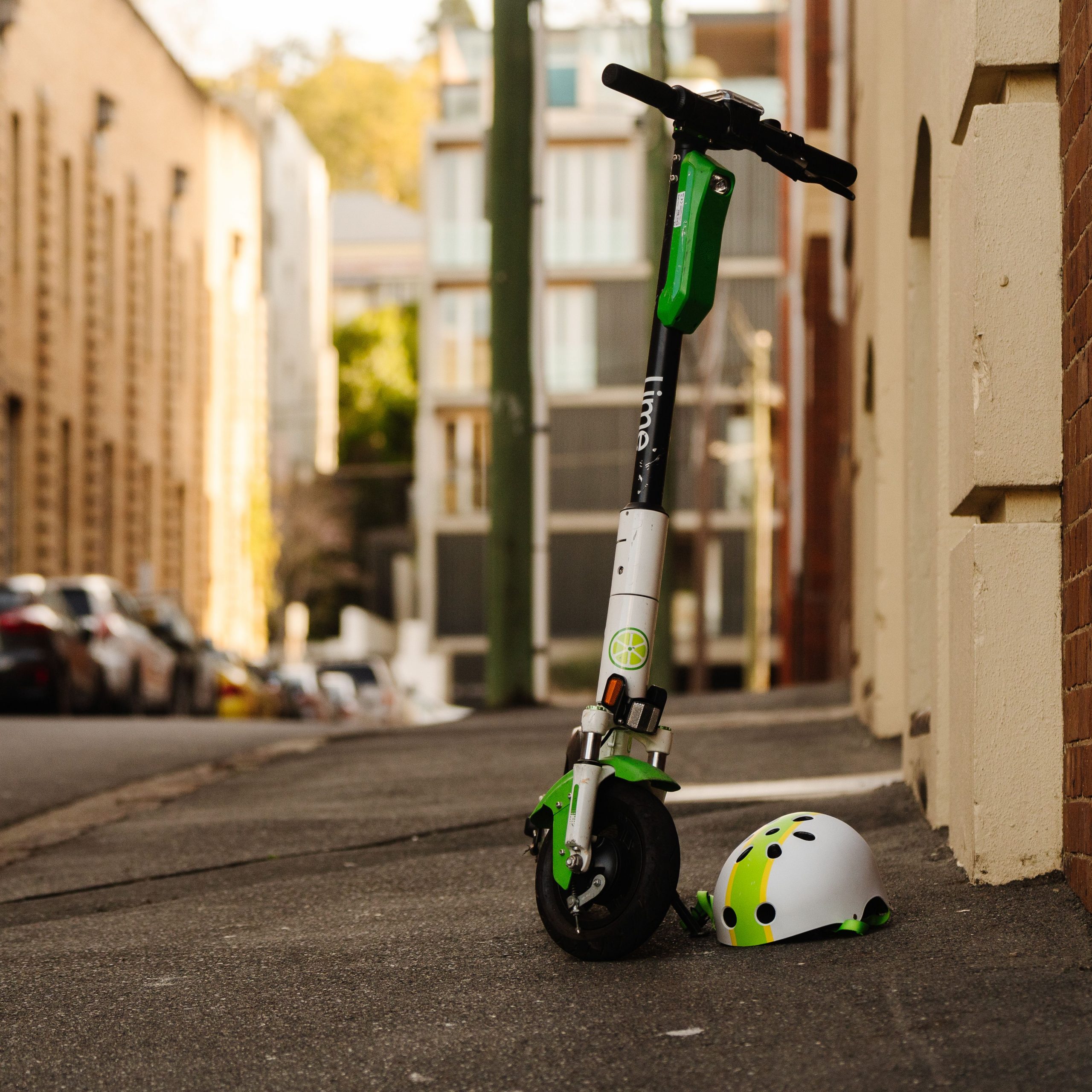 E-Scooter und Helm auf einem Gehweg als Symbol für Unfall, Schaden, Haftung und anwaltliche Prüfung